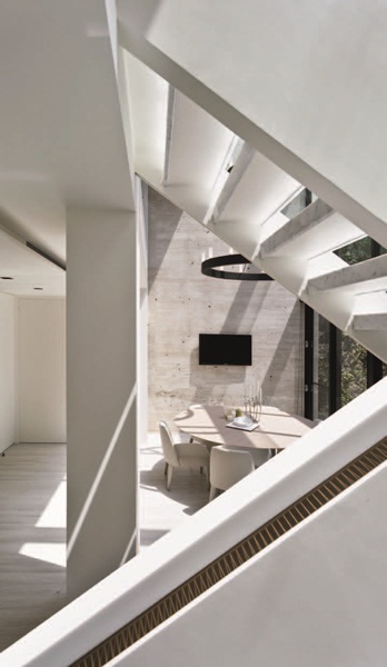 這是間40年的老屋，面對裝修，設計師並不著墨於室內空