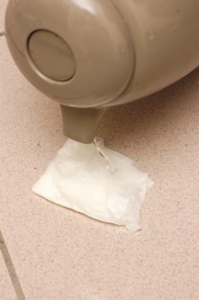 食物污漬污垢先敷再擦使用小道具:紙巾、溫熱水❶ 以濕