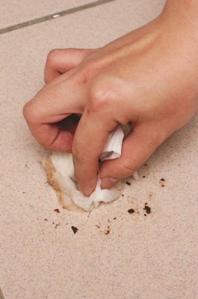 食物污漬污垢先敷再擦使用小道具:紙巾、溫熱水❶ 以濕