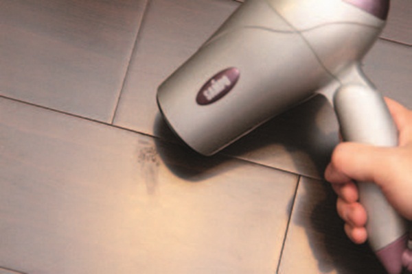 食物污漬污垢先敷再擦使用小道具:紙巾、溫熱水❶ 以濕