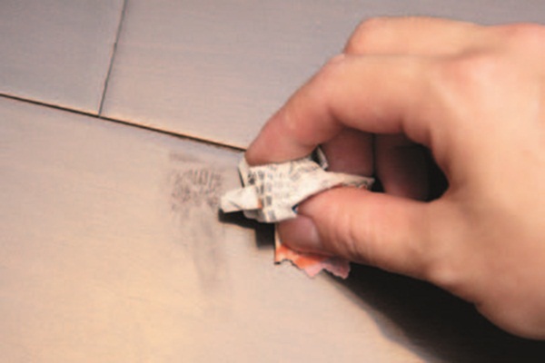 食物污漬污垢先敷再擦使用小道具:紙巾、溫熱水❶ 以濕