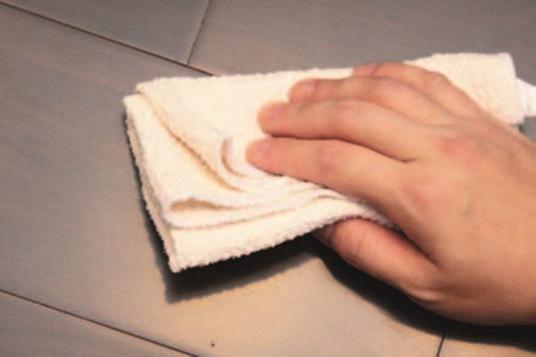 食物污漬污垢先敷再擦使用小道具:紙巾、溫熱水❶ 以濕