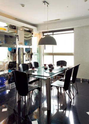 餐廳應位於客廳與廚房之間，位居住宅的中心位置，但現