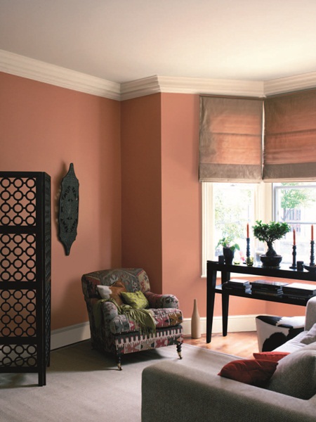 暖暖的橘黃及紅磚色系，能為空間注入溫暖情調，在英式