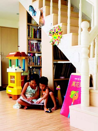 看著媒體人陳安儀帶著2個小孩笑嘻嘻地走進家門，曬得