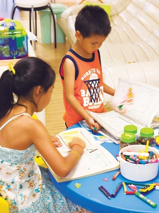 看著媒體人陳安儀帶著2個小孩笑嘻嘻地走進家門，曬得