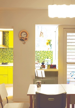 看著媒體人陳安儀帶著2個小孩笑嘻嘻地走進家門，曬得