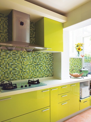 看著媒體人陳安儀帶著2個小孩笑嘻嘻地走進家門，曬得