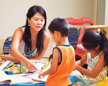 看著媒體人陳安儀帶著2個小孩笑嘻嘻地走進家門，曬得