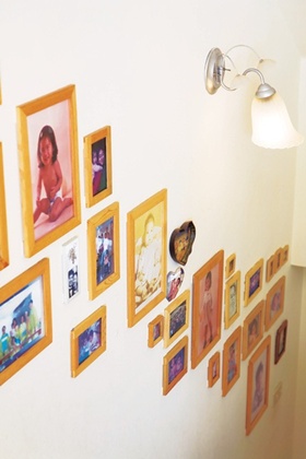 看著媒體人陳安儀帶著2個小孩笑嘻嘻地走進家門，曬得