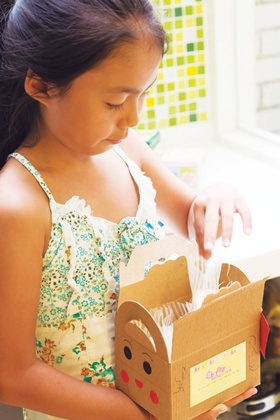 看著媒體人陳安儀帶著2個小孩笑嘻嘻地走進家門，曬得