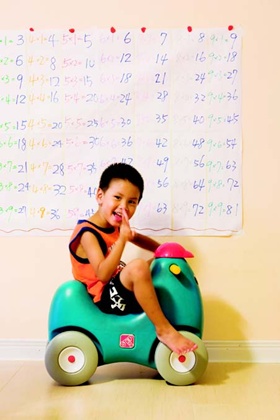 看著媒體人陳安儀帶著2個小孩笑嘻嘻地走進家門，曬得