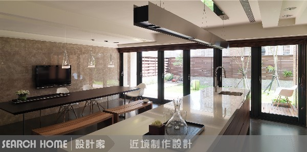 本案位於台北市，空間型態屬於上下交疊立體別墅，格局