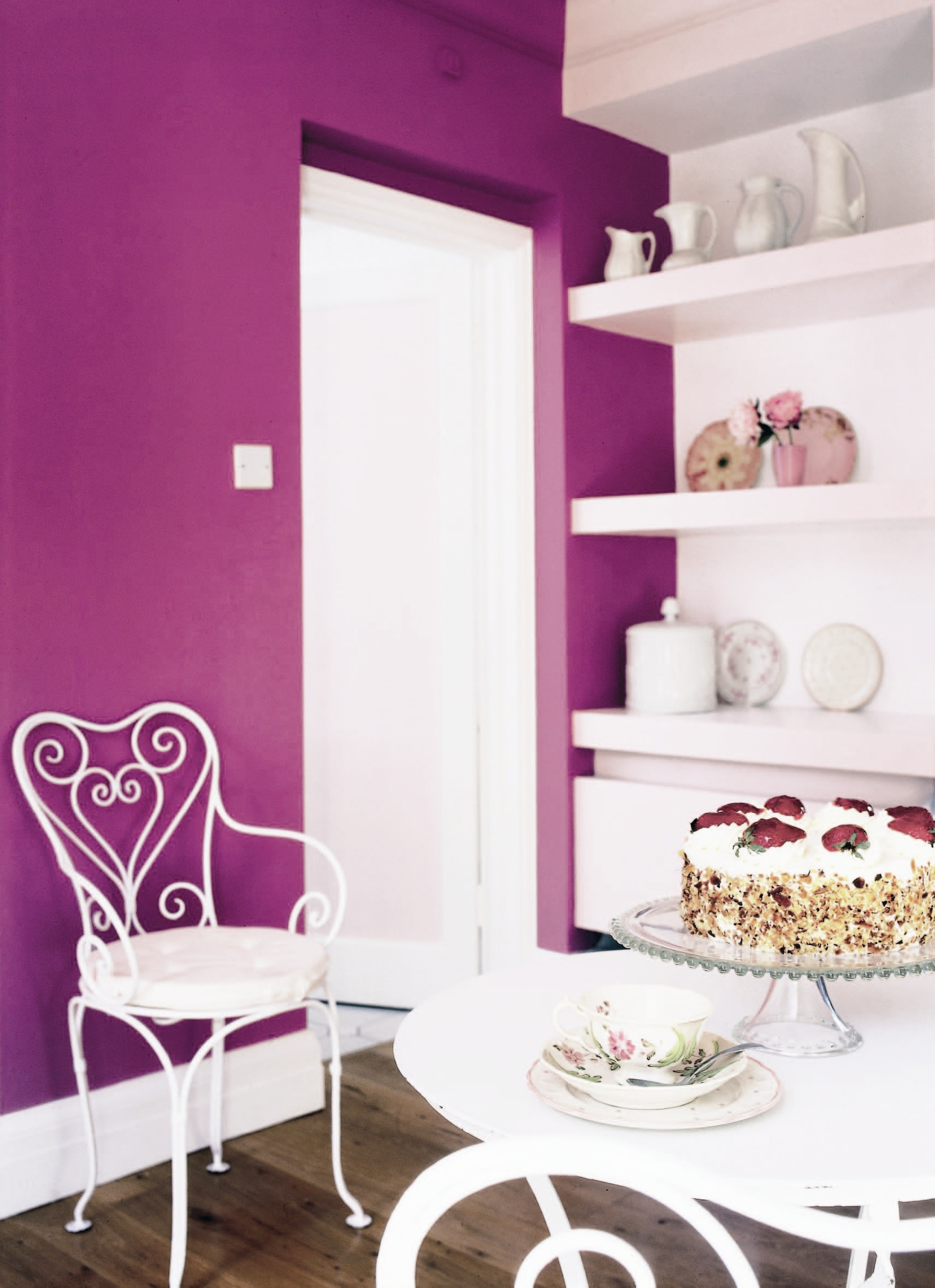 乳膠漆主要由水溶性壓克力樹脂與耐鹼顏料、添加劑調和