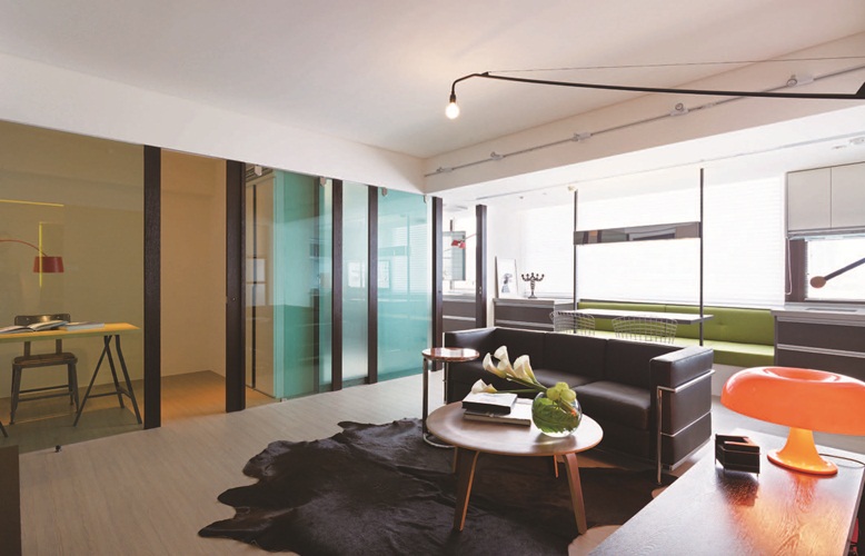 設計師轉化屋主喜愛包浩斯的工業設計,運用金屬、榆木