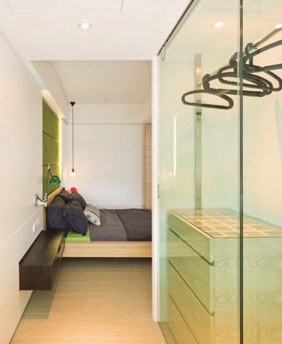 設計師轉化屋主喜愛包浩斯的工業設計,運用金屬、榆木