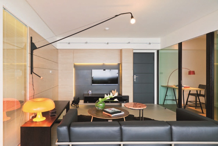 設計師轉化屋主喜愛包浩斯的工業設計,運用金屬、榆木