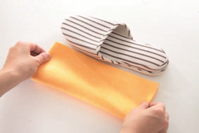 毛髮棉絮會集中在拖鞋底部,只要每天檢查拖鞋底、稍微