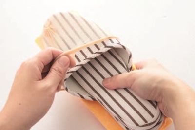 毛髮棉絮會集中在拖鞋底部,只要每天檢查拖鞋底、稍微