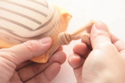 毛髮棉絮會集中在拖鞋底部,只要每天檢查拖鞋底、稍微