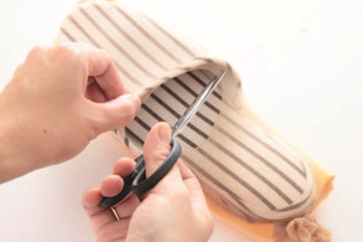 毛髮棉絮會集中在拖鞋底部,只要每天檢查拖鞋底、稍微