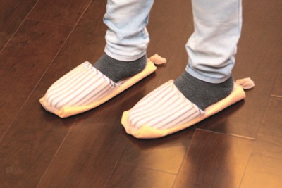 毛髮棉絮會集中在拖鞋底部,只要每天檢查拖鞋底、稍微