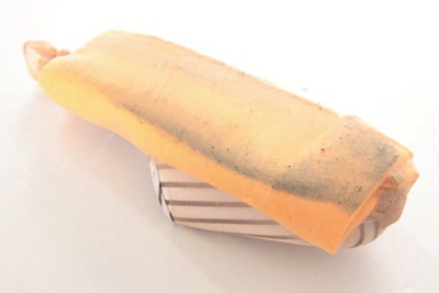 毛髮棉絮會集中在拖鞋底部,只要每天檢查拖鞋底、稍微