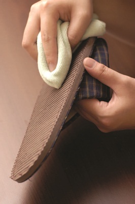 毛髮棉絮會集中在拖鞋底部,只要每天檢查拖鞋底、稍微