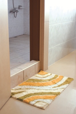 毛髮棉絮會集中在拖鞋底部,只要每天檢查拖鞋底、稍微