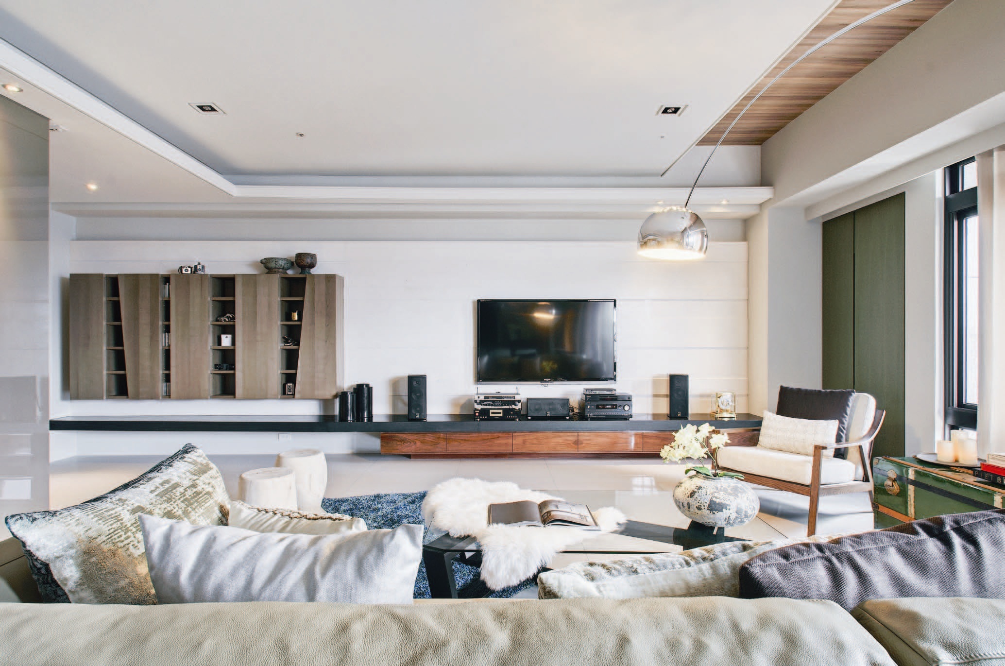 重度愛木且懂木的屋主，甚至自己親手設計做木家具，設