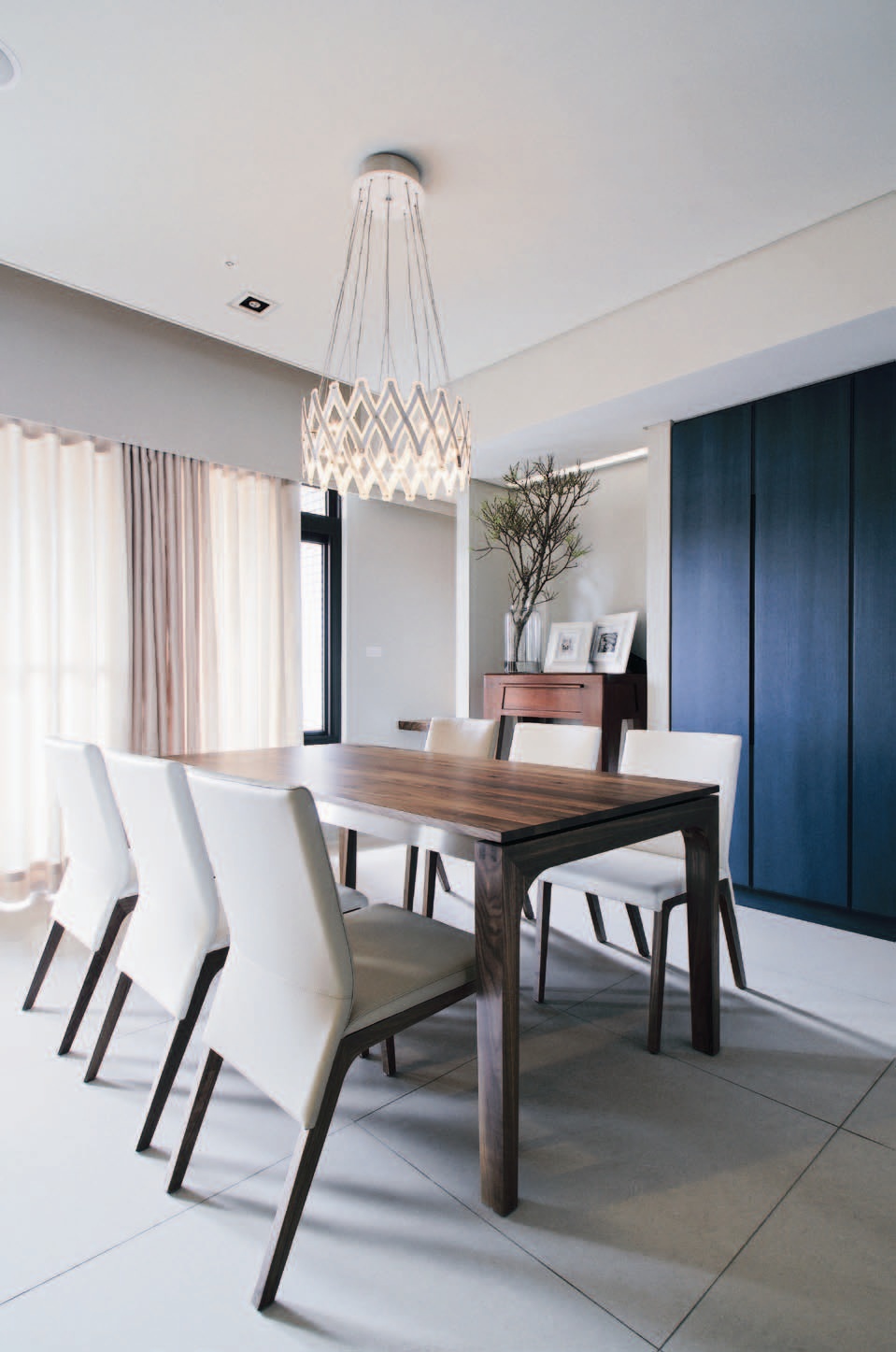 重度愛木且懂木的屋主，甚至自己親手設計做木家具，設