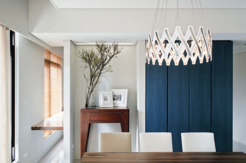 重度愛木且懂木的屋主，甚至自己親手設計做木家具，設