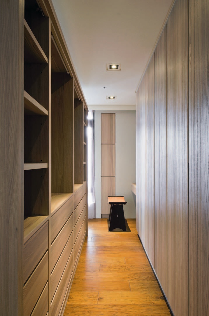 重度愛木且懂木的屋主，甚至自己親手設計做木家具，設