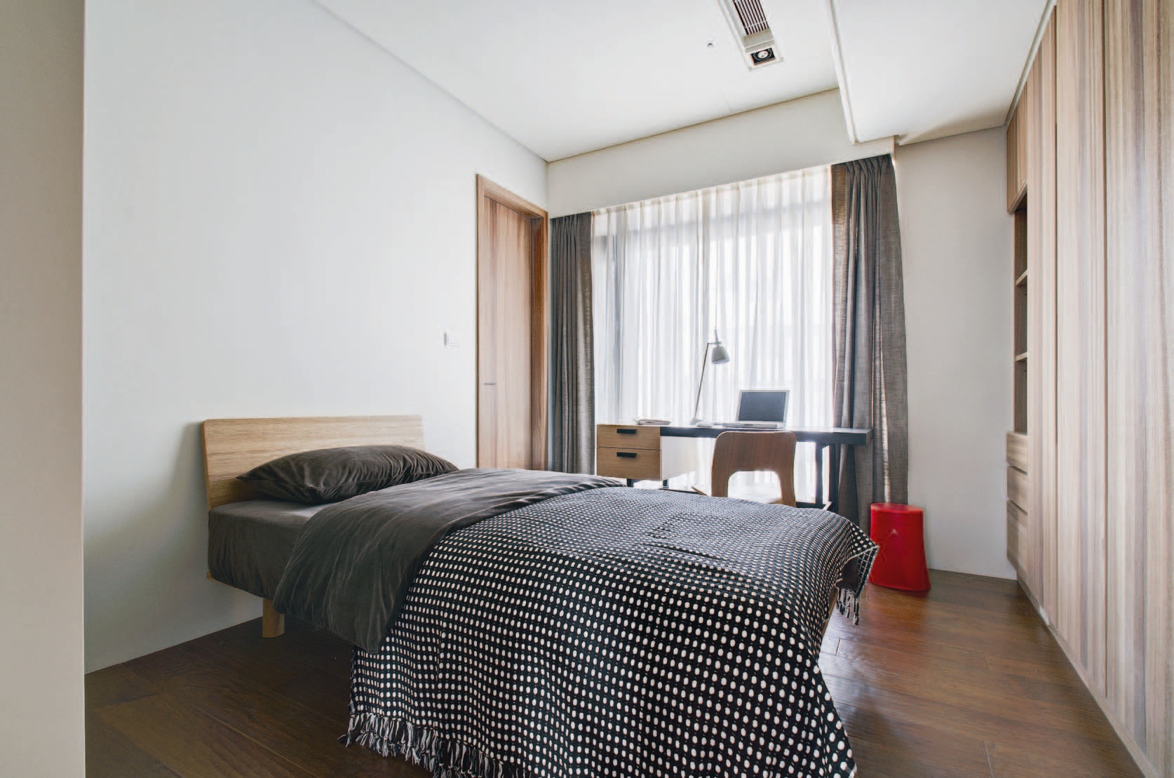 重度愛木且懂木的屋主，甚至自己親手設計做木家具，設