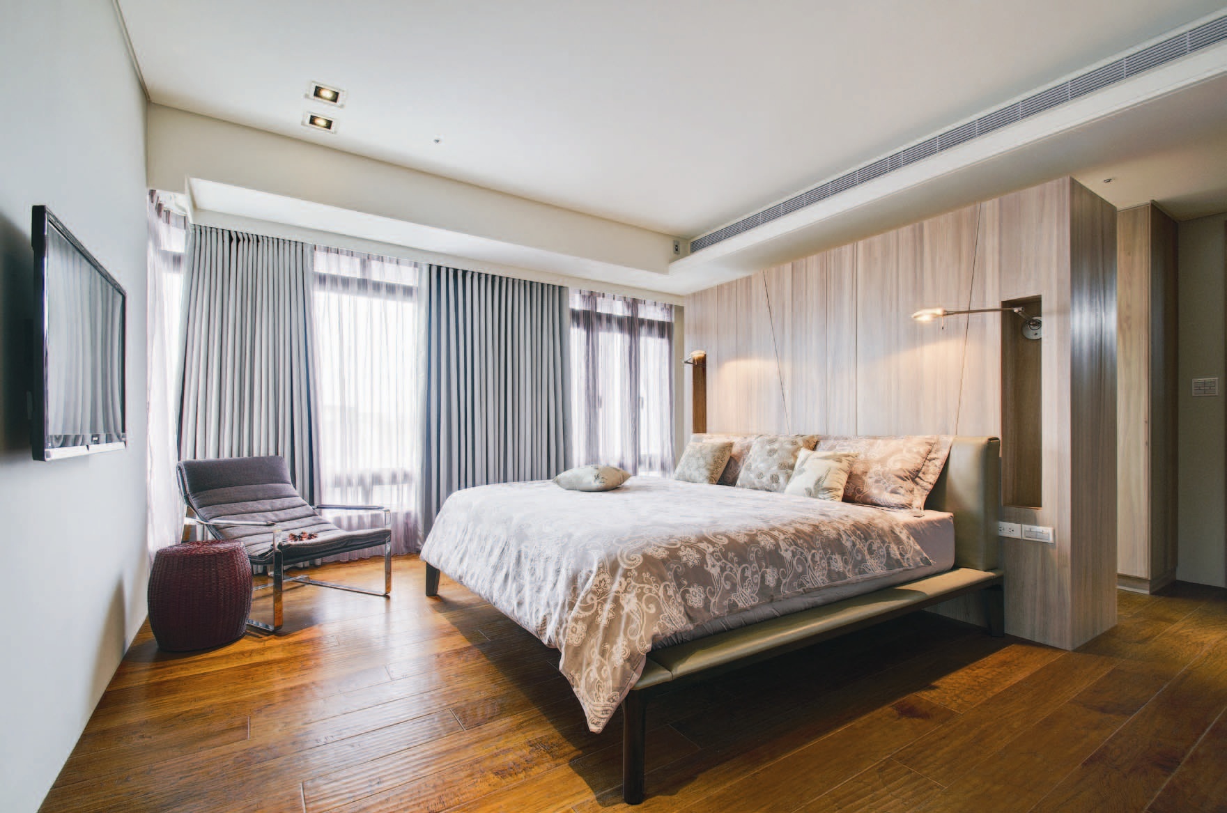 重度愛木且懂木的屋主，甚至自己親手設計做木家具，設