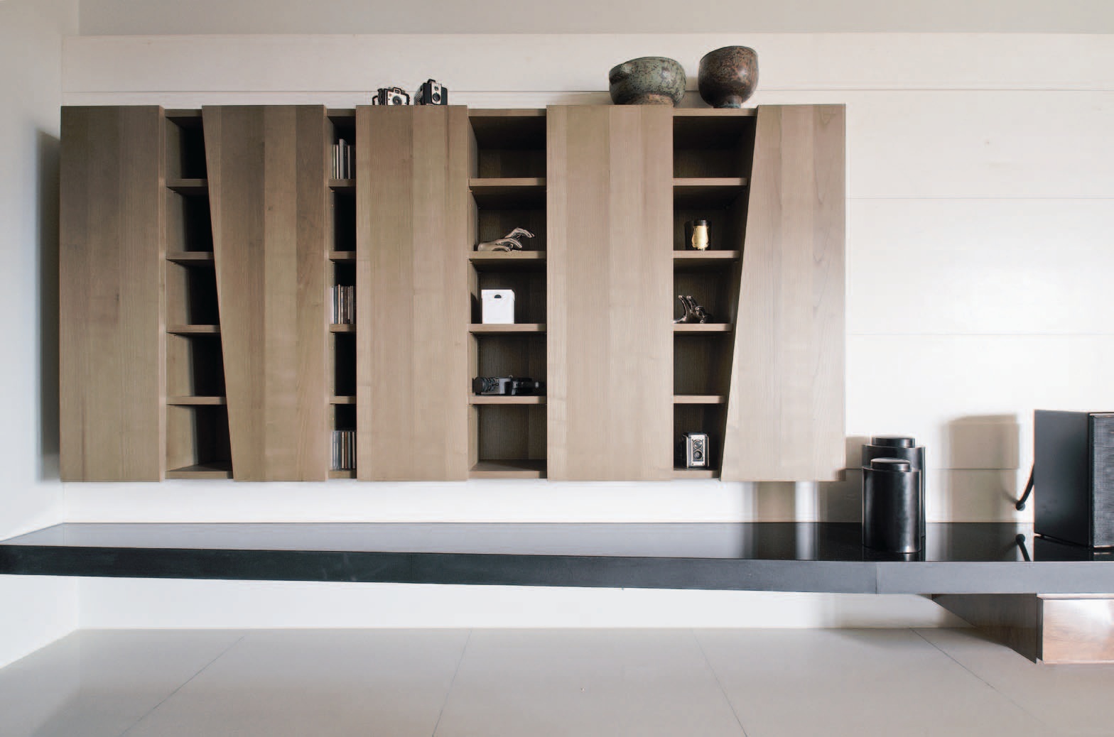 重度愛木且懂木的屋主，甚至自己親手設計做木家具，設