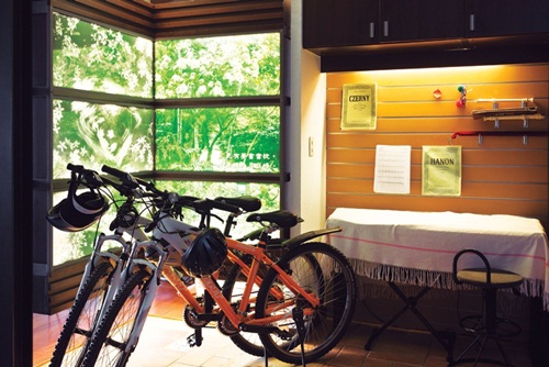 李偉文一家人住在新店花園新城的山上，喜歡自然的他提