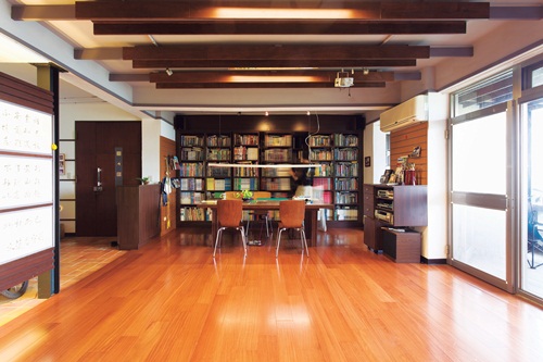 李偉文一家人住在新店花園新城的山上，喜歡自然的他提