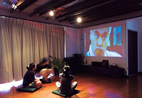 李偉文一家人住在新店花園新城的山上，喜歡自然的他提