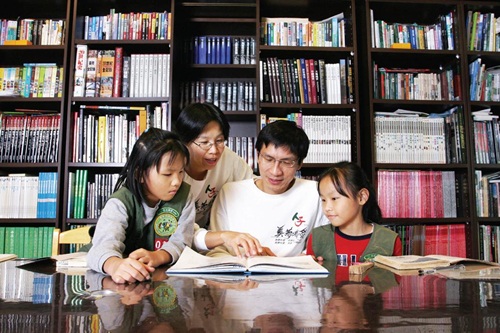 李偉文一家人住在新店花園新城的山上，喜歡自然的他提