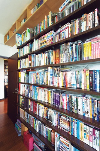 李偉文一家人住在新店花園新城的山上，喜歡自然的他提