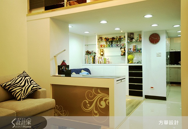 在僅有10坪的小空間中,設計師善運其挑高3米6的優勢,