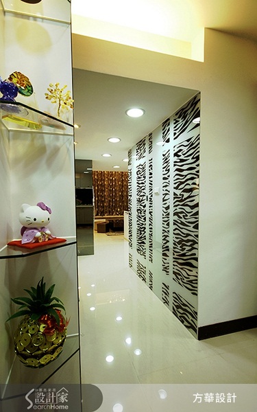 在僅有10坪的小空間中,設計師善運其挑高3米6的優勢,