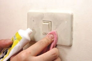 客廳的牆壁，多半不會有什麼污垢，但是在一些手會常常