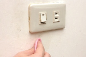 客廳的牆壁，多半不會有什麼污垢，但是在一些手會常常