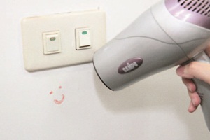 客廳的牆壁，多半不會有什麼污垢，但是在一些手會常常