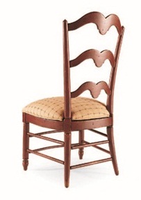 簡化古典家具線條，並融入鄉村生活語彙及簡單粉色布料