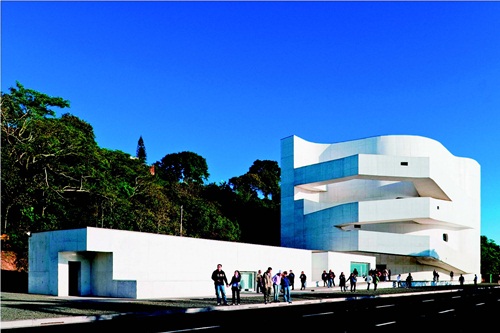 一九三三年出生，一九五〇年代開始進入業界工作的Alvar