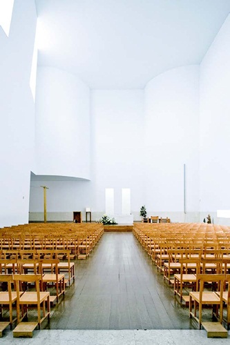 一九三三年出生，一九五〇年代開始進入業界工作的Alvar