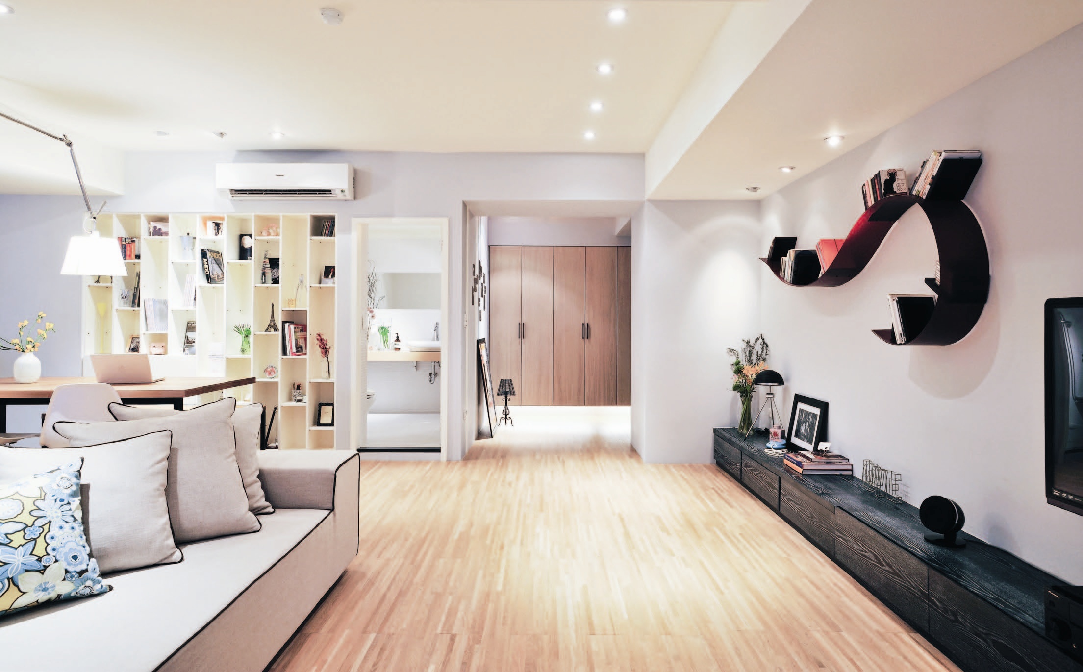 大面積的集成材木地坪，暖化背景色彩，立面則藉由冷調